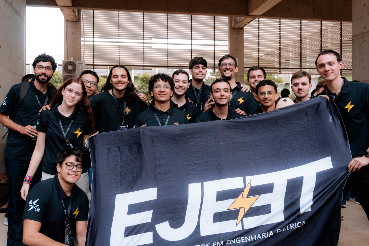 Equipe EJEET reunida trabalhando em projetos